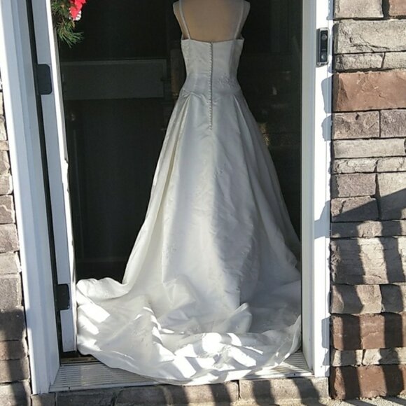 Off-White Beaded Strap Wedding Gown with Train – Size 10 | Divas & Queens - Picture 13 of 14